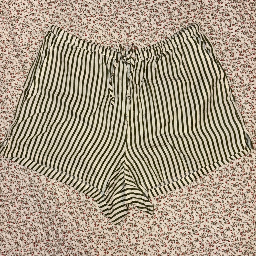 Garage stripped summer shorts - cream and green
